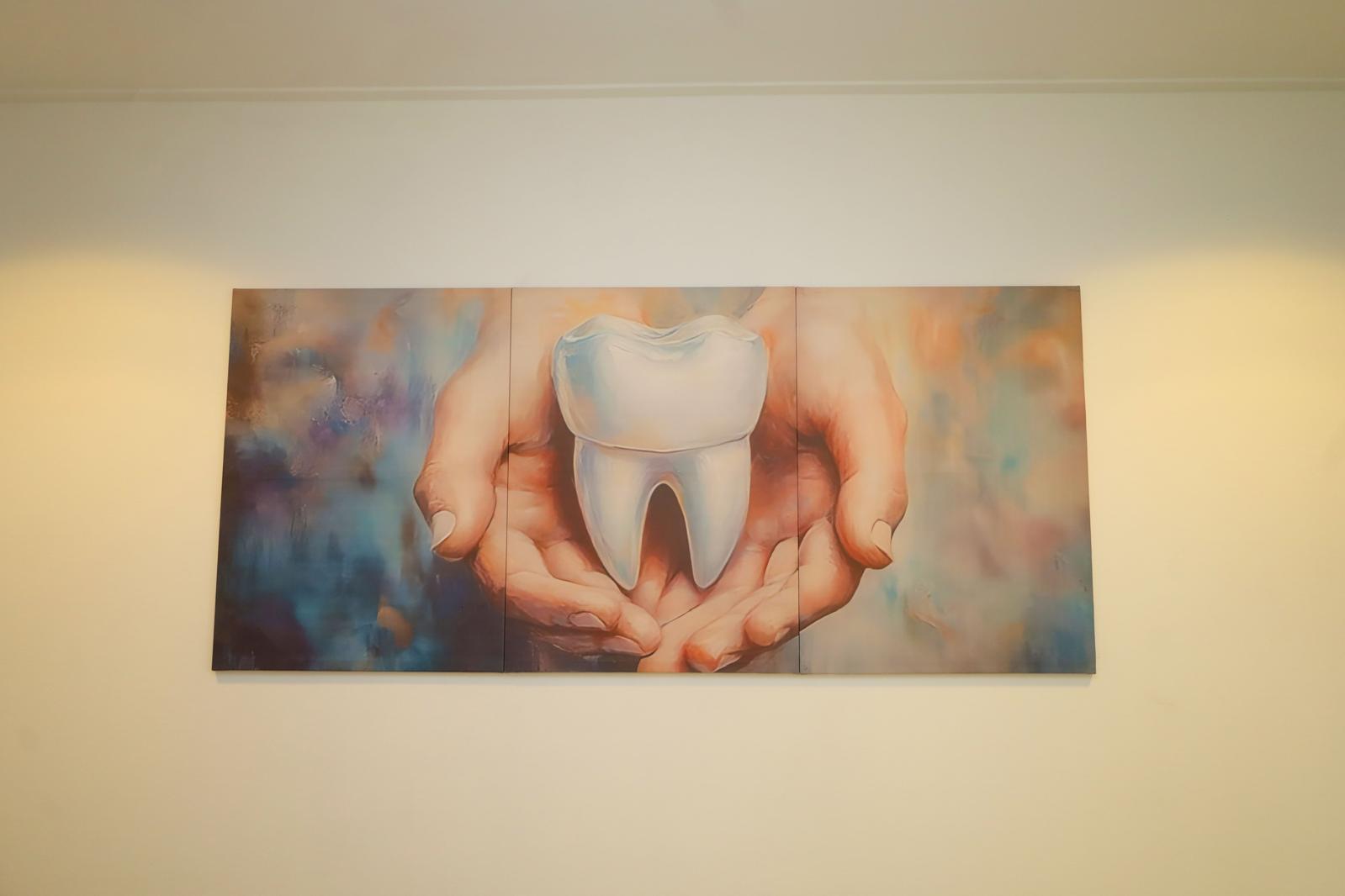 Schilderij van een kies in de praktijk