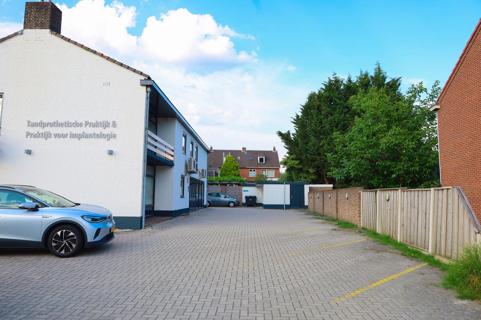 Gratis parkeerplaats achter de praktijk