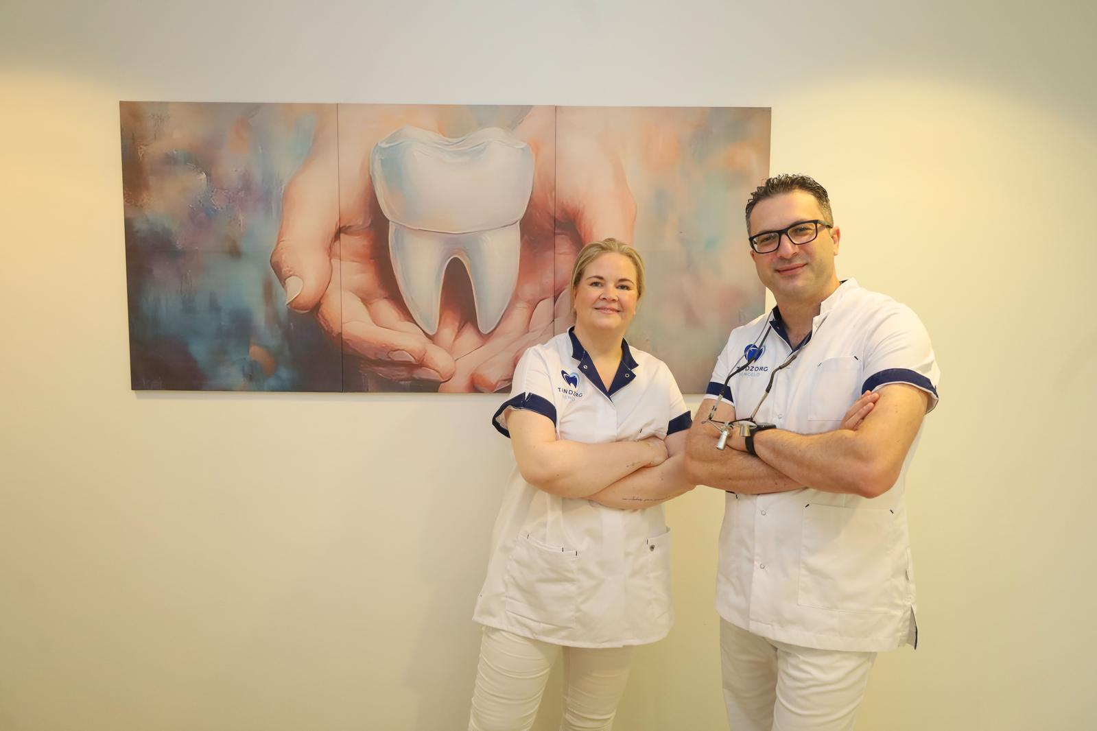 Het team van Tandzorg Hengelo: tandarts Firas Al Salloum en preventieassistente Heidi
