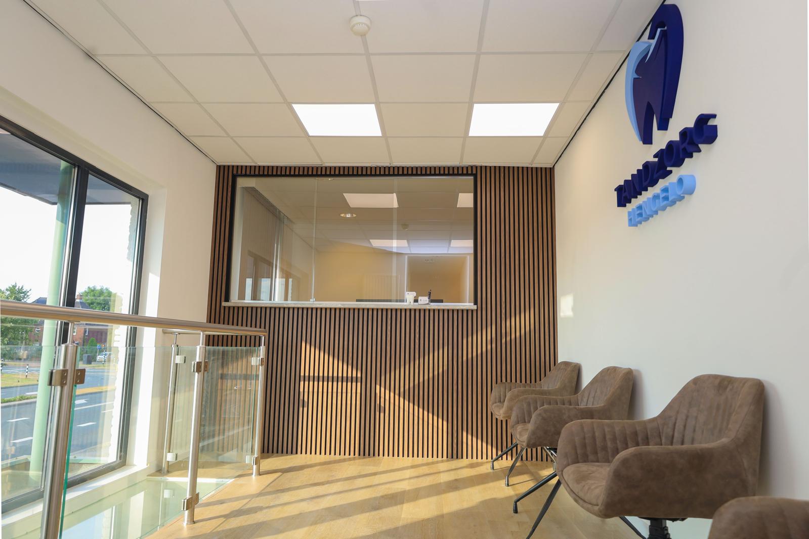 De wachtkamer en balie van Tandzorg Hengelo